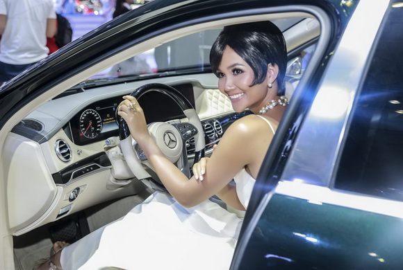 Vietnam Motor Show 2018, Mercedes-Benz, Hoa hậu H’Hen Niê